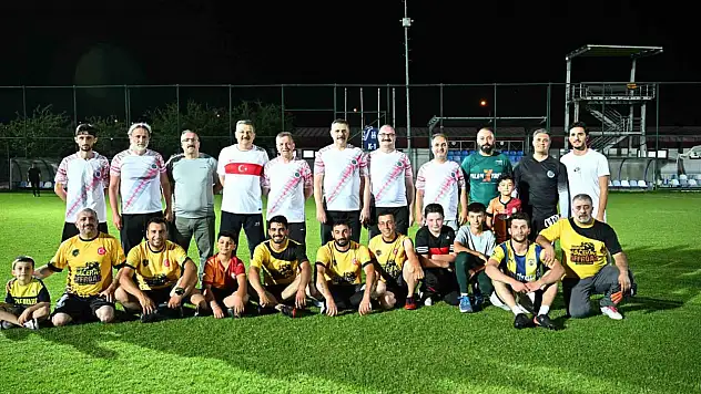 Yeşil Çimlerde Neşeli Kavuşma