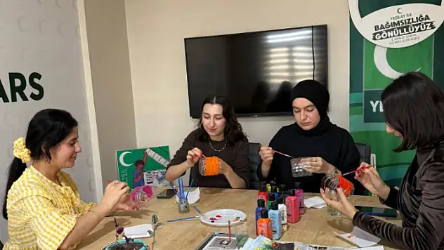 Yeşilay'dan Dünya Gönüllüler Günü'ne Özel Çiçek Ekimi Etkinliği