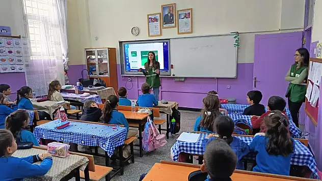 Yeşilay Kars Gençlik Komisyonu'ndan Öğrencilere Benim Kulübüm Yeşilay Etkinliği