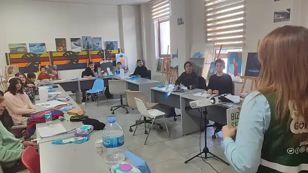 Yeşilay Kars'tan Gençlere Yönelik Bilgilendirme Çalışması