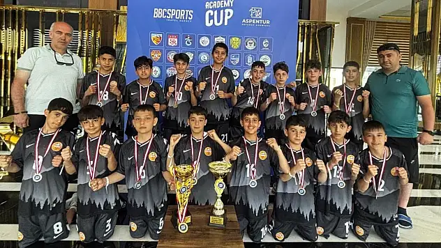 Yıldızkent Spor Kulübü, Antalya'da çifte kupa kazandı Tuncay Aydın turnuvanın gol kralı oldu!