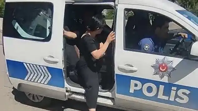 YKS'nin İlk Oturumuna Geç Kalan Öğrencilere Polis Eşlik Etti!