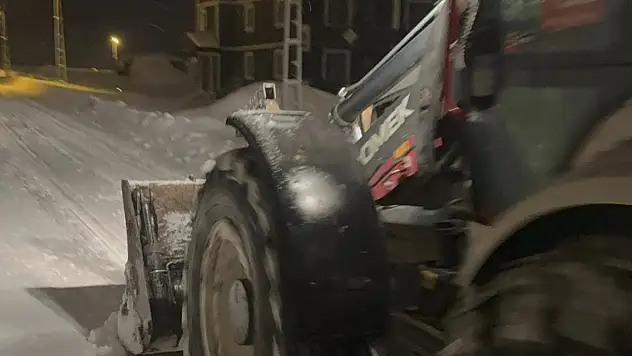 Yoğun kar yağışı Taşlıçay'da hayatı zorlaştırdı