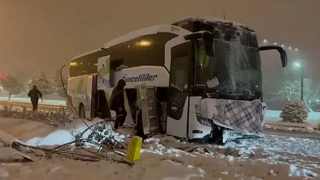 Yolcu Otobüsü Karda Kaydı: 2 Yaralı