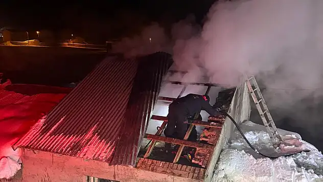 Yoncalı Köyü'nde çatı yangını itfaiye ekiplerince söndürüldü