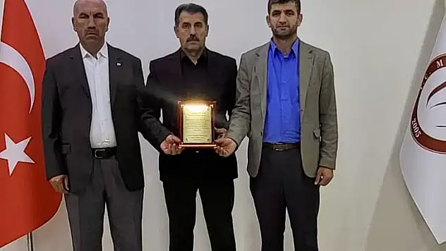 Yücetepe Köyü Muhtarı'ndan Genel Sekreter Şeyhmus Yentür'e Teşekkür Plaketi