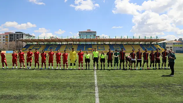 Yurtlig Doğu Anadolu futbol grup müsabakaları Ağrı'da başladı