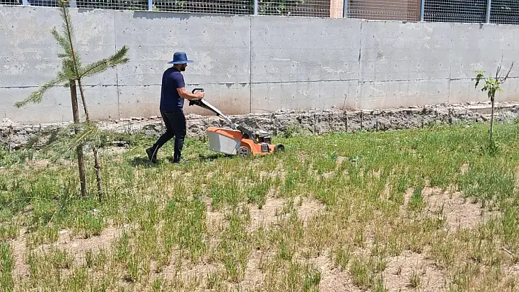 Ağrı Belediyesi ekipleri yeşil alanlarda bakım çalışmalarını sürdürüyor