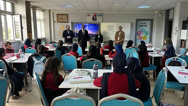 Ağrı’da 25 kız öğrenci hem okuluna devam ediyor hem hafızlık yapıyor