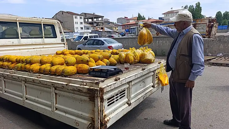 Ağrı'da 3 kavun 150 TL! Kamyonet kasasında mahalle mahalle satılıyor