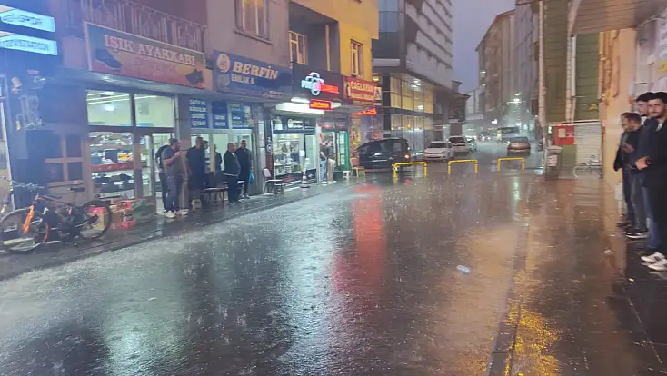 Ağrı’da akşam sağanağı hazırlıksız yakaladı: Vatandaşlar iş yerlerine sığındı