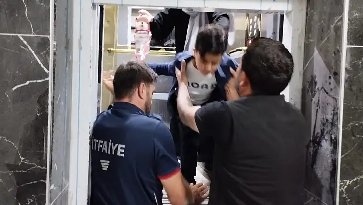Ağrı’da asansörde mahsur kalan anne ve oğlu kurtarıldı