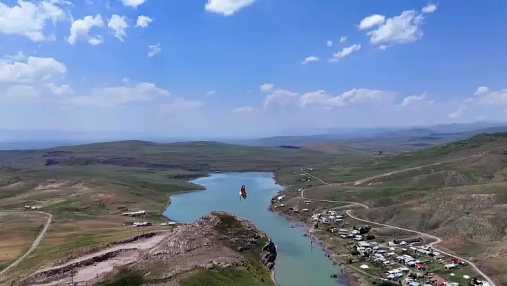 Ağrı’da belgeselleri aratmayan görüntü! Kartal yılanla gökyüzünde süzüldü