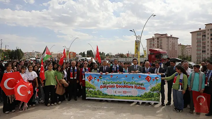 Ağrı’da bin uçurtma Gazze’deki çocuklar için gökyüzüne yükseldi
