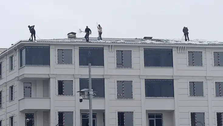 Ağrı’da çatıda biriken karlar temizlenmeye devam ediyor
