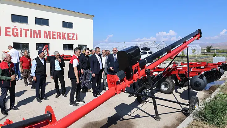 Ağrı’da çiftçilerin kullanımına 22 yeni tarım makinesi sunuldu