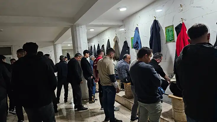 Ağrı'da cuma namazına giden vatandaşlar susuz kaldı