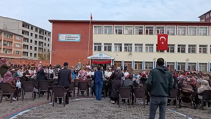 Ağrı'da Cumhuriyet Bayramı coşkusu okul bahçelerine taşındı