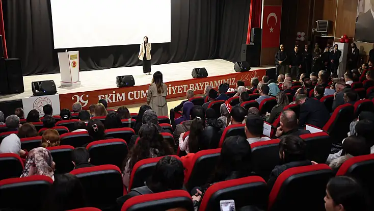 Ağrı'da Cumhuriyet'in 103. yılı öğrencilerin gösterileriyle kutlandı