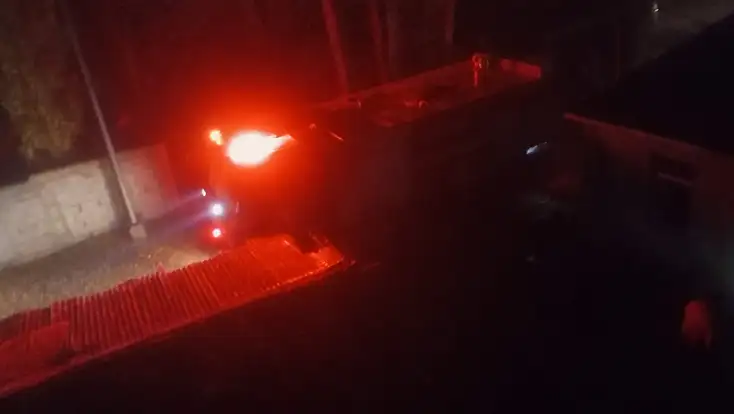 Ağrı'da dumanlar geceyi sardı, yangın endişe yarattı