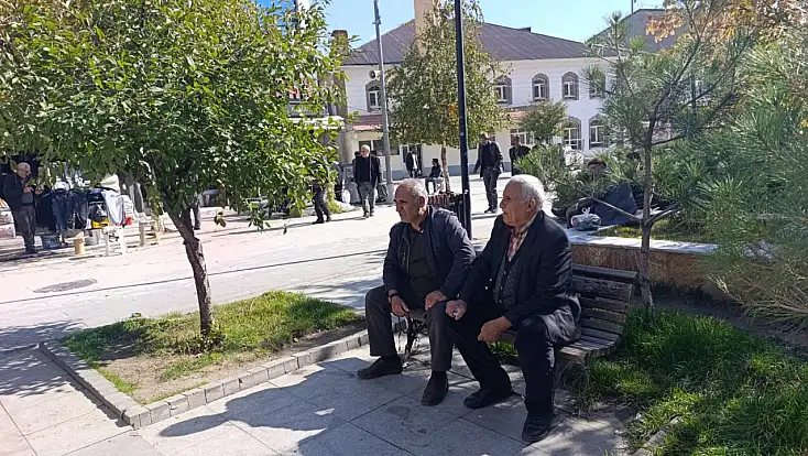 Ağrı’da ekim güneşi bankları doldurdu! Vatandaşlar kış öncesi güneşin tadını çıkardı