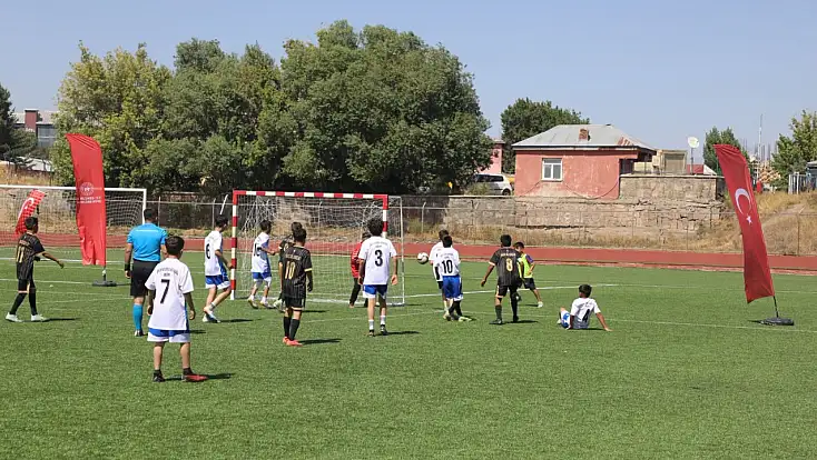 Ağrı’da geleceğin futbolcuları sahaya çıktı