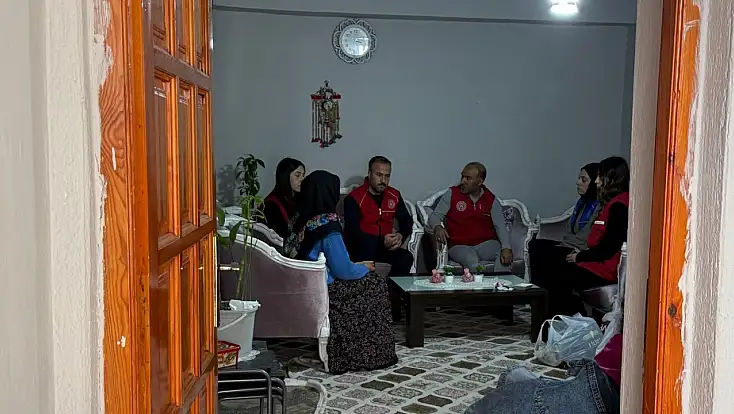 Ağrı’da gençler kapıları bu kez iyilik için çaldı