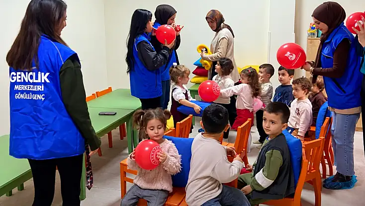 Ağrı’da gönüllü gençlerden miniklere sürpriz ziyaret