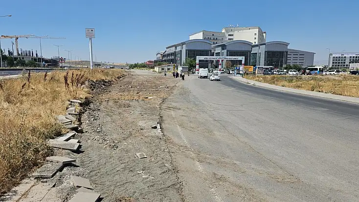Ağrı’da hastane çevresindeki trafik için yeni hamle! Yan yol çalışması başladı