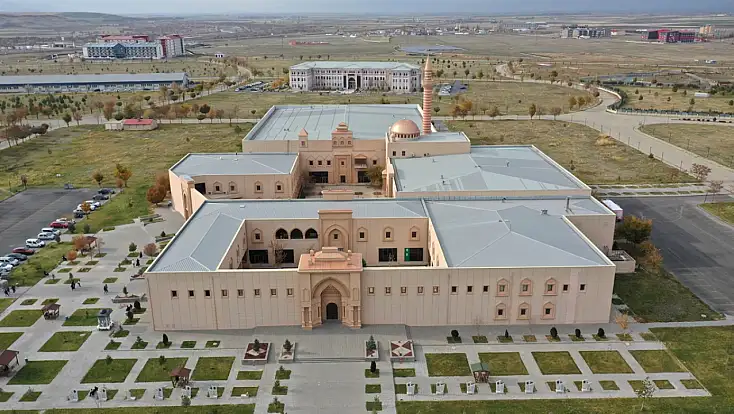 Ağrı’da İshak Paşa Sarayı esintili kütüphane günde 3 bin ziyaretçiyi ağırlıyor