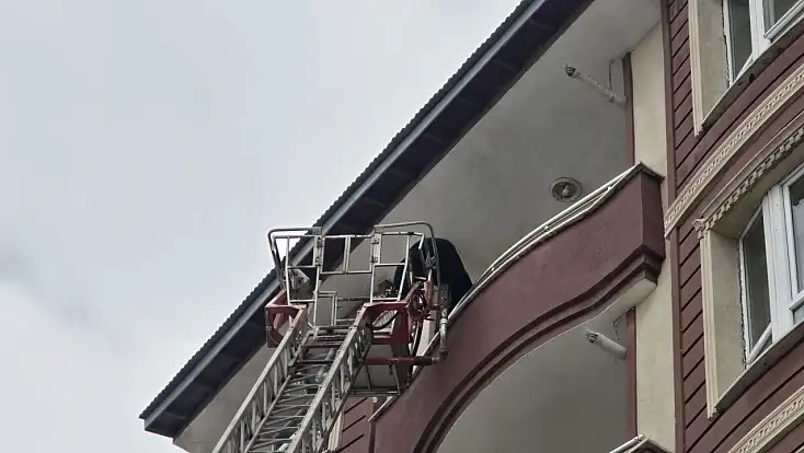 Ağrı’da itfaiye ekipleri kapıda kalan vatandaşı mağdur etmedi