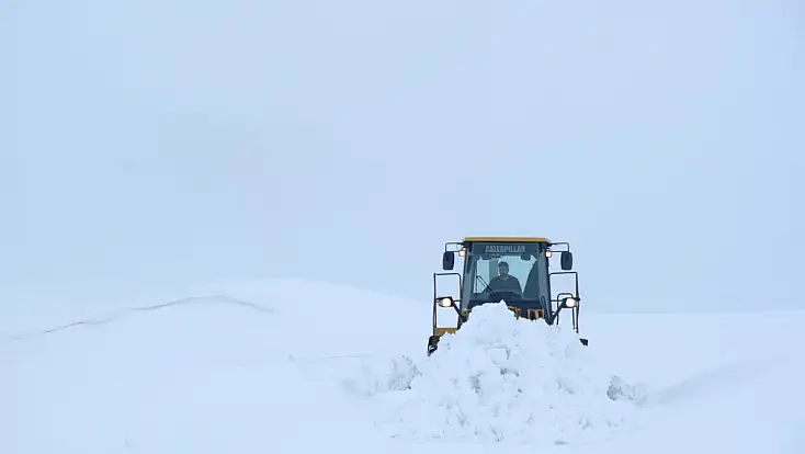 Ağrı’da kapanan 10 köy yolunda karla mücadele sürüyor