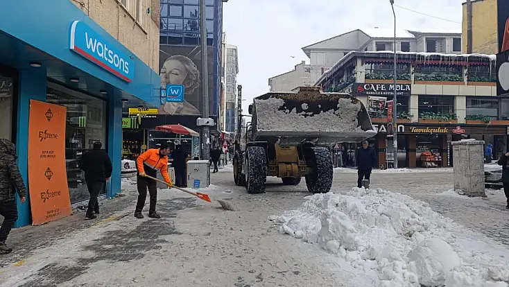 Ağrı'da kar temizliği devam ediyor
