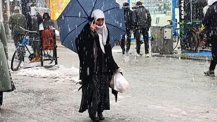 Ağrı’da kar yağışı aralıklarla etkisini artırıyor