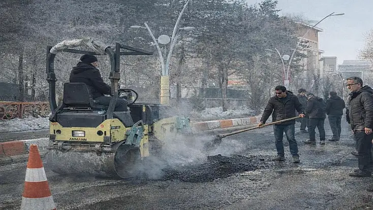 Ağrı’da karlar eridi, yollarda onarım seferberliği başladı