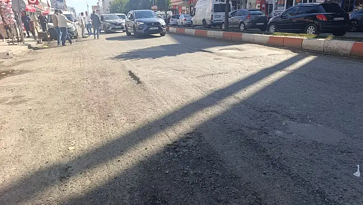 Ağrı’da kazılan yollar tepki çekti! Kağızman ve Yeni Van caddelerinde asfalt bekleniyor