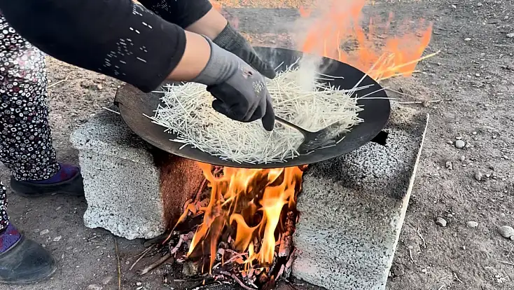 Ağrı’da kışlık erişteler iplere dizildi, köyde imece mesaisi başladı