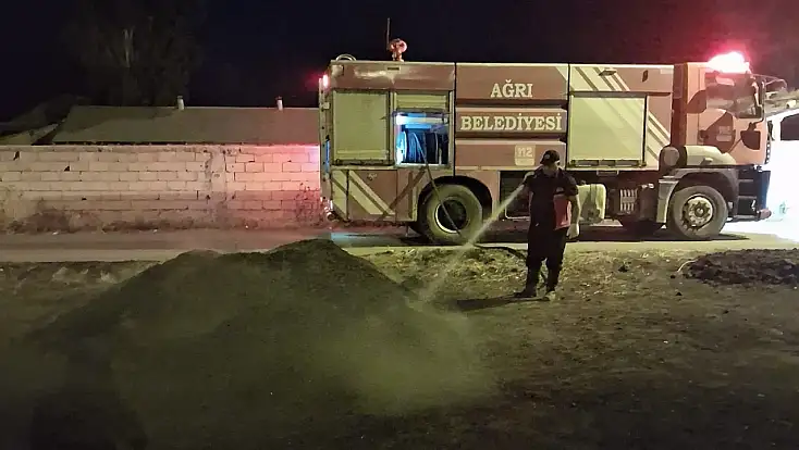 Ağrı’da kışlık tezekler kullanılmadan kül oldu