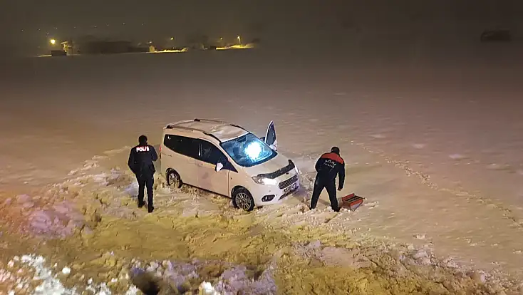 Ağrı’da kontrolden çıkan araç şarampole yuvarlandı