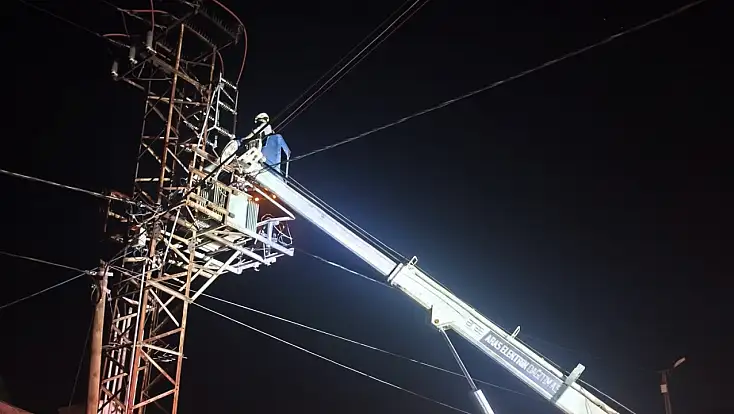 Ağrı’da korku dolu gece! Trafo patladı, mahalleli geceyi ayakta geçirdi