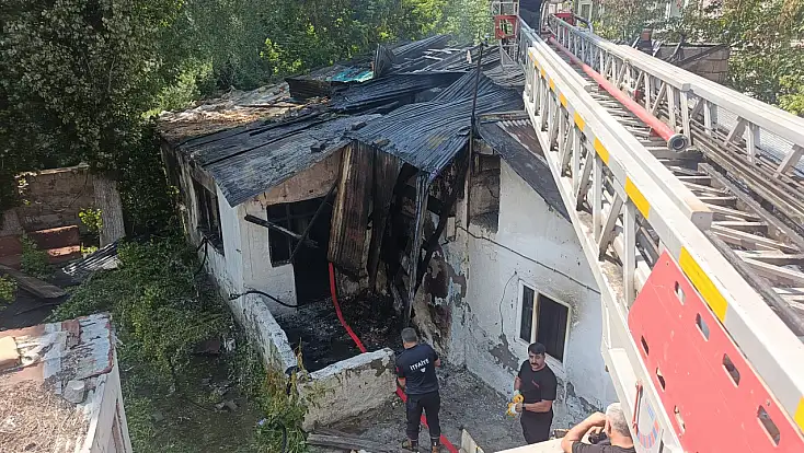 Ağrı'da korkutan ev yangını: İtfaiyenin hızlı müdahalesi faciayı önledi