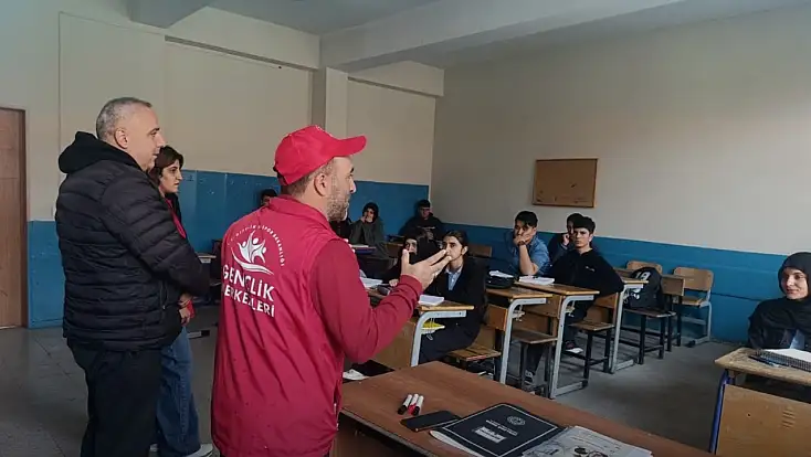 Ağrı'da lise öğrencilerine Gençlik Merkezi faaliyetleri anlatıldı