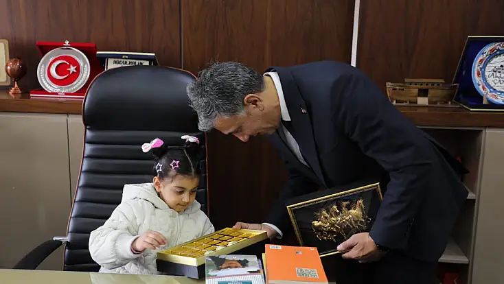 Ağrı’da minik Hümeyra makam koltuğuna oturarak müdür Çakan’a sürpriz yaptı!