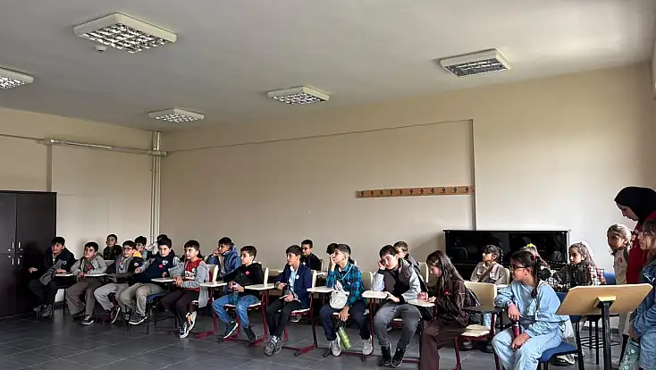 Ağrı'da minik öğrenciler üniversite sıralarıyla tanıştı