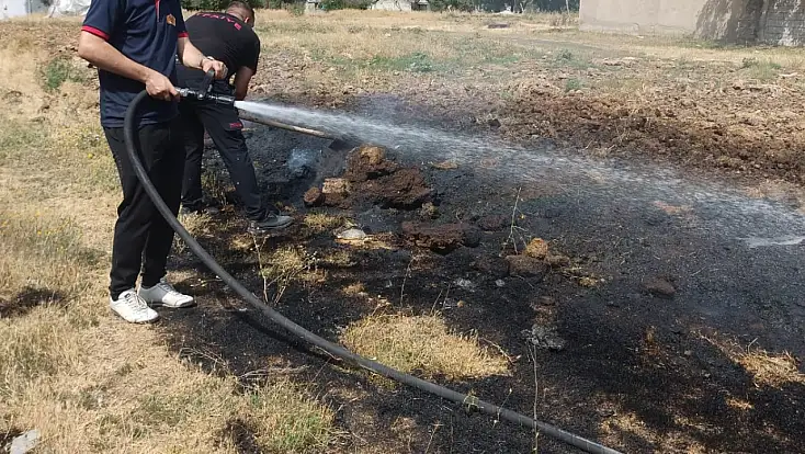 Ağrı’da ot ve tezek yangını paniğe neden oldu