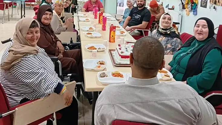 Ağrı’da özel bireyler için renkli doğum günü kutlaması