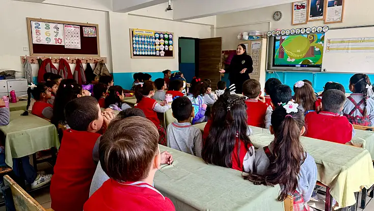 Ağrı’da polis öğrencileri ve velileri bilinçlendirdi