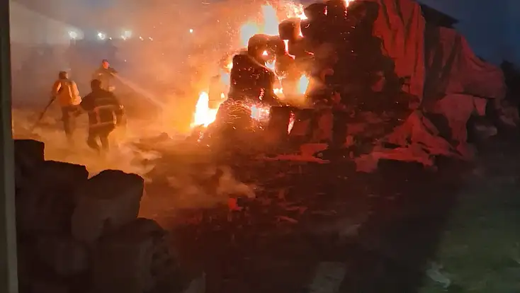 Ağrı'da saman yangını paniğe neden oldu