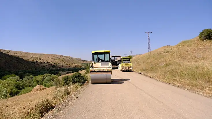Ağrı’da Soğan, Cumaçay-Kovancık grup köy yolunda sıcak asfalt hazırlığı yapılıyor