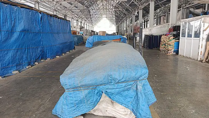 Ağrı'da soğuklar pazarcı esnafını zorladı, tezgâhlar sarılı bırakıldı